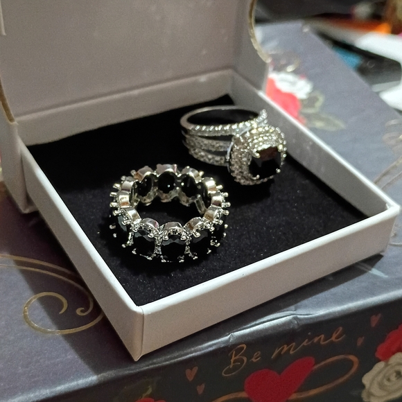 NWOT Silver and Black Stone Ring Set - Picture 3 of 5